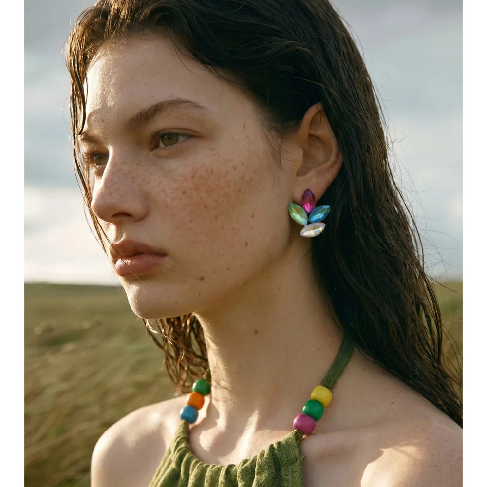 White crystal flower earrings in gold-plated stainless steel with crystal.