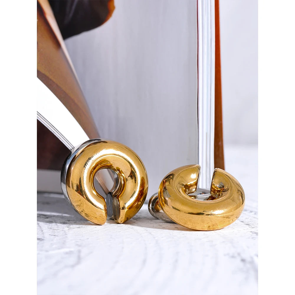 Geometric earrings in gold-plated stainless steel.