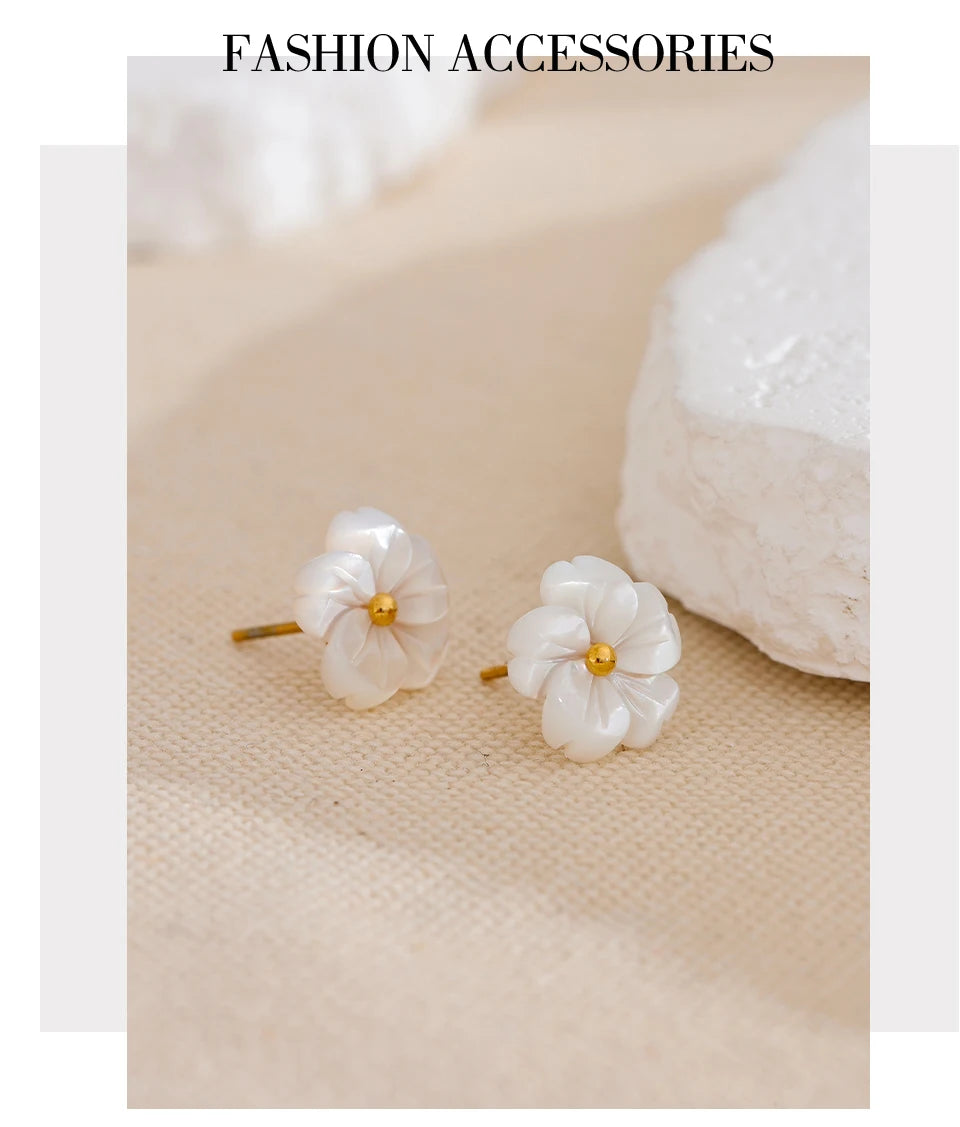 Shell flower earrings in gold-plated stainless steel with shell.