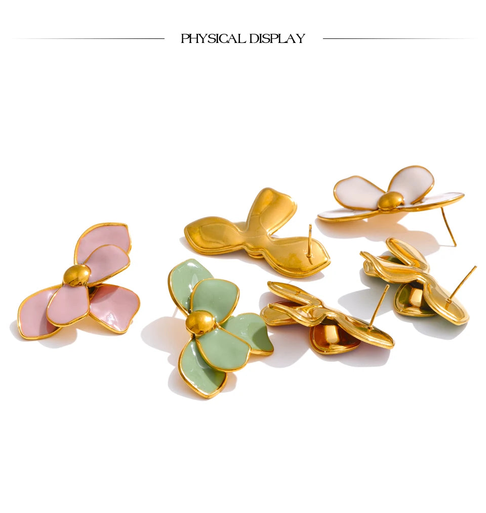 Green enamel flower earrings in gold-plated stainless steel with enamel.