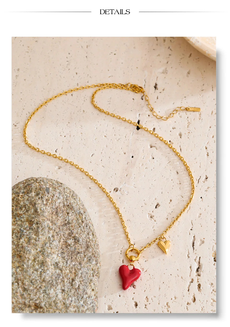 Enamel heart necklace in gold-plated stainless steel with enamel.