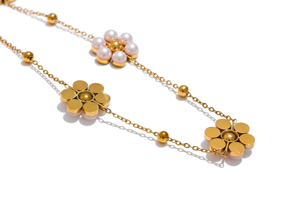 Pearl flower beaded necklace in gold-plated stainless steel with pearl.