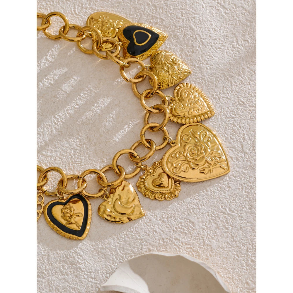 Heart necklace in gold-plated stainless steel.