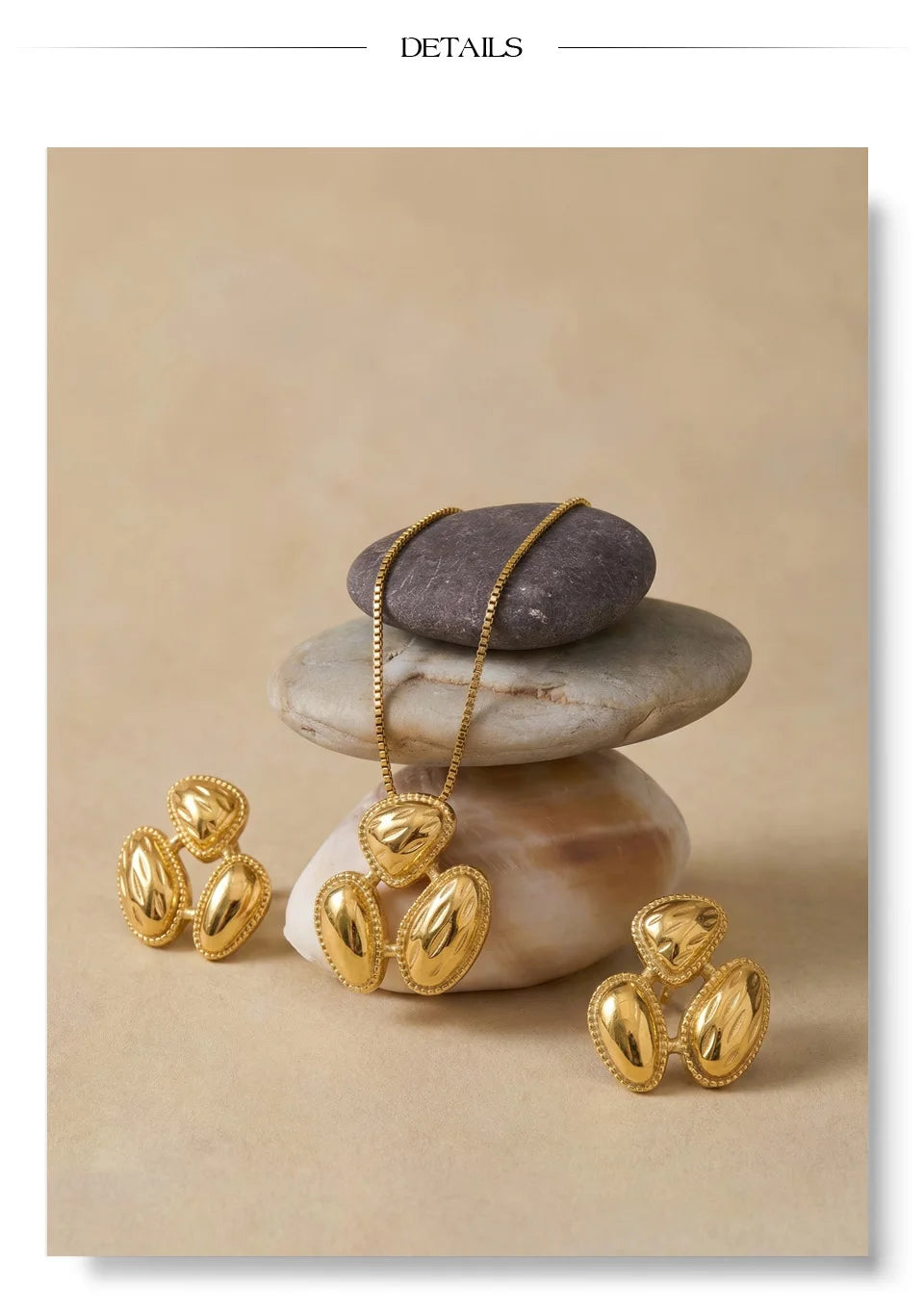 Geometric earrings in gold-plated stainless steel.