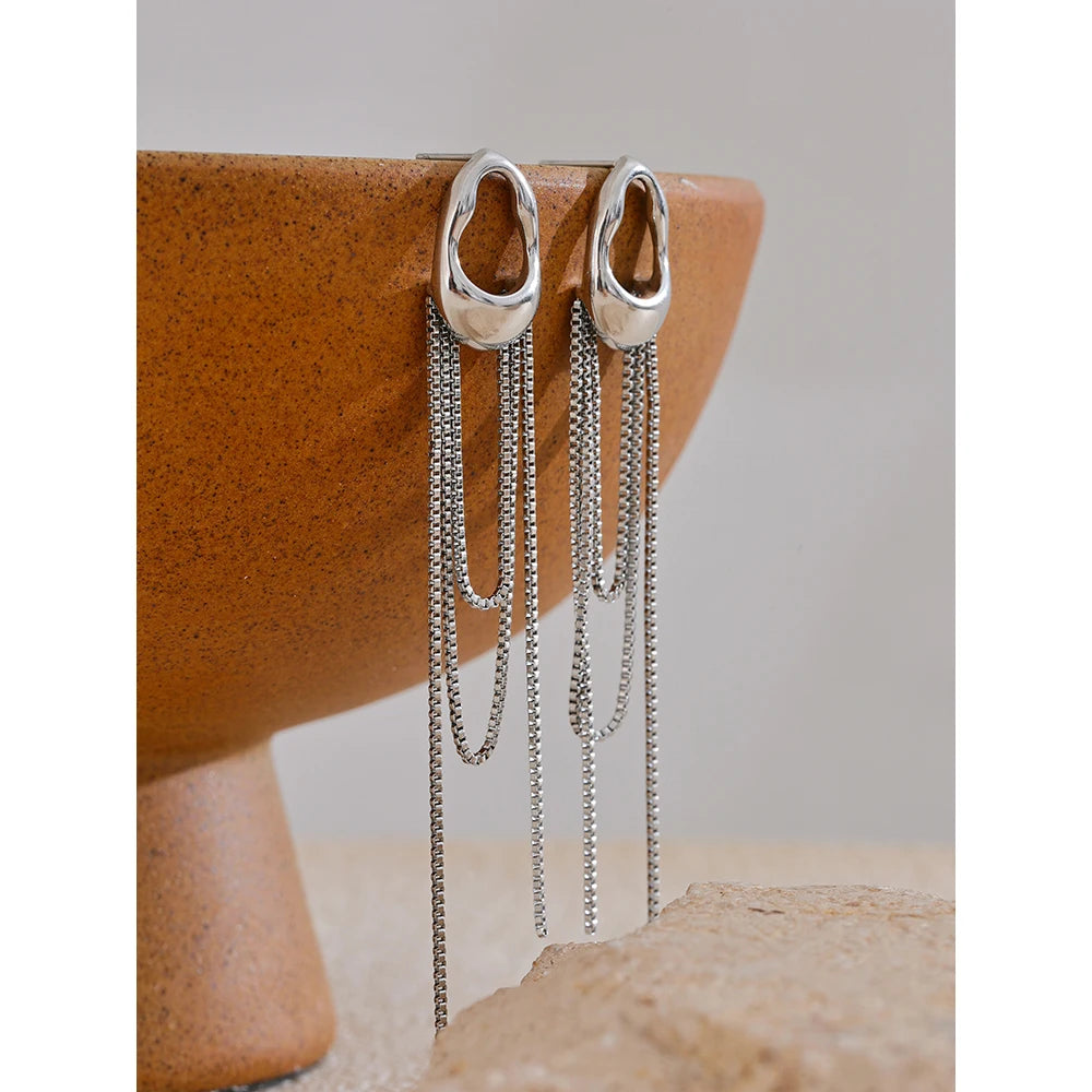 Geometric chain earrings in gold-plated 316L stainless steel.