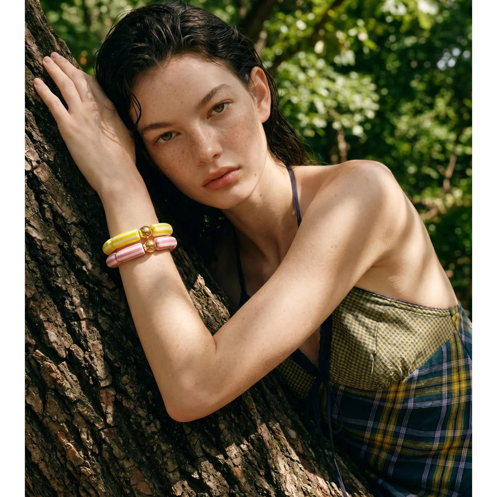 Resin acrylic multi-color bracelet in gold-plated stainless steel with resin and acrylic.