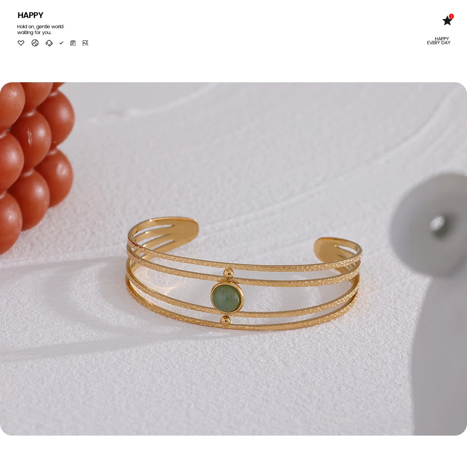 Green natural stone boho bracelet in gold-plated stainless steel with natural stone.