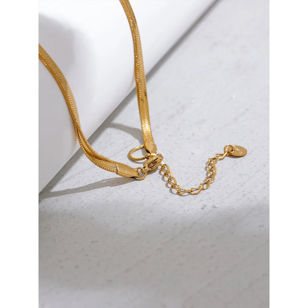 Snake geometric chain necklace in gold-plated stainless steel.