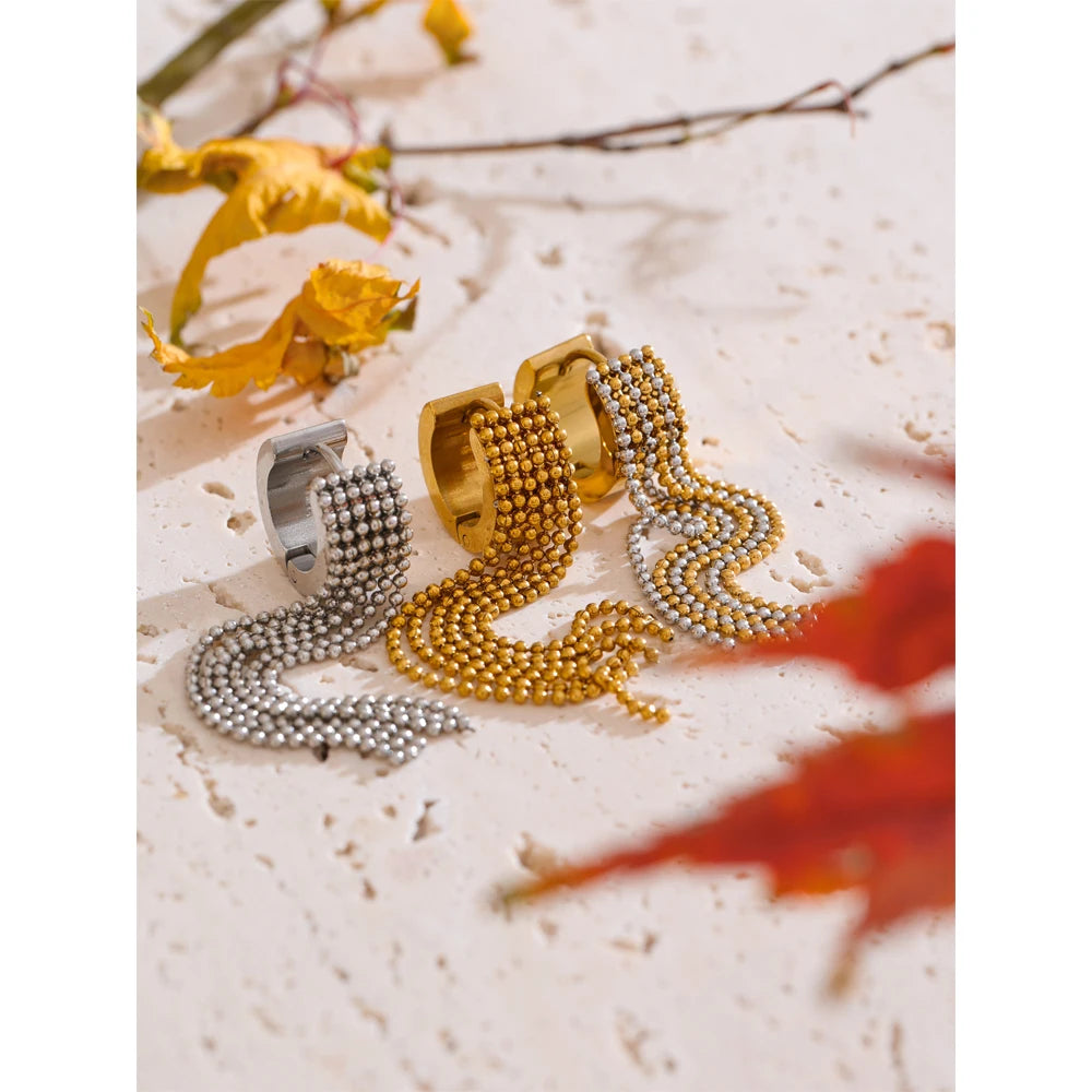 Geometric chain earrings in gold-plated stainless steel.