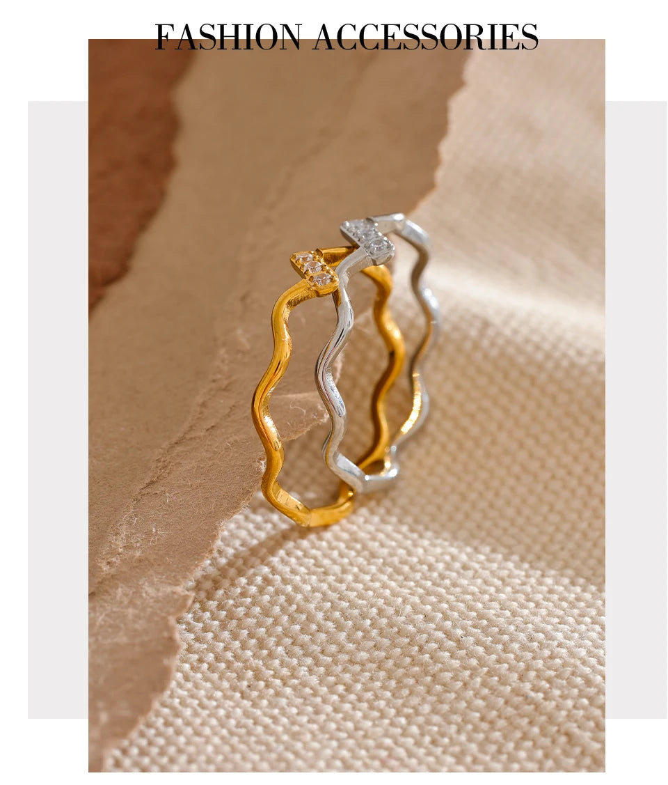 Cubic zirconia minimalist geometric ring in gold-plated stainless steel with cubic zirconia.