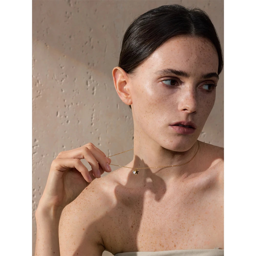Shell star geometric necklace in gold-plated stainless steel with shell.
