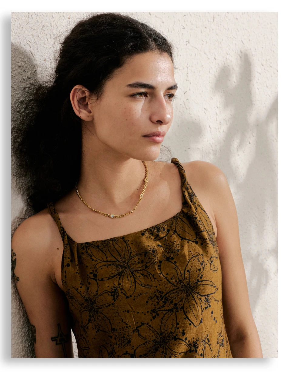Cubic zirconia geometric chain necklace in gold-plated stainless steel with cubic zirconia.