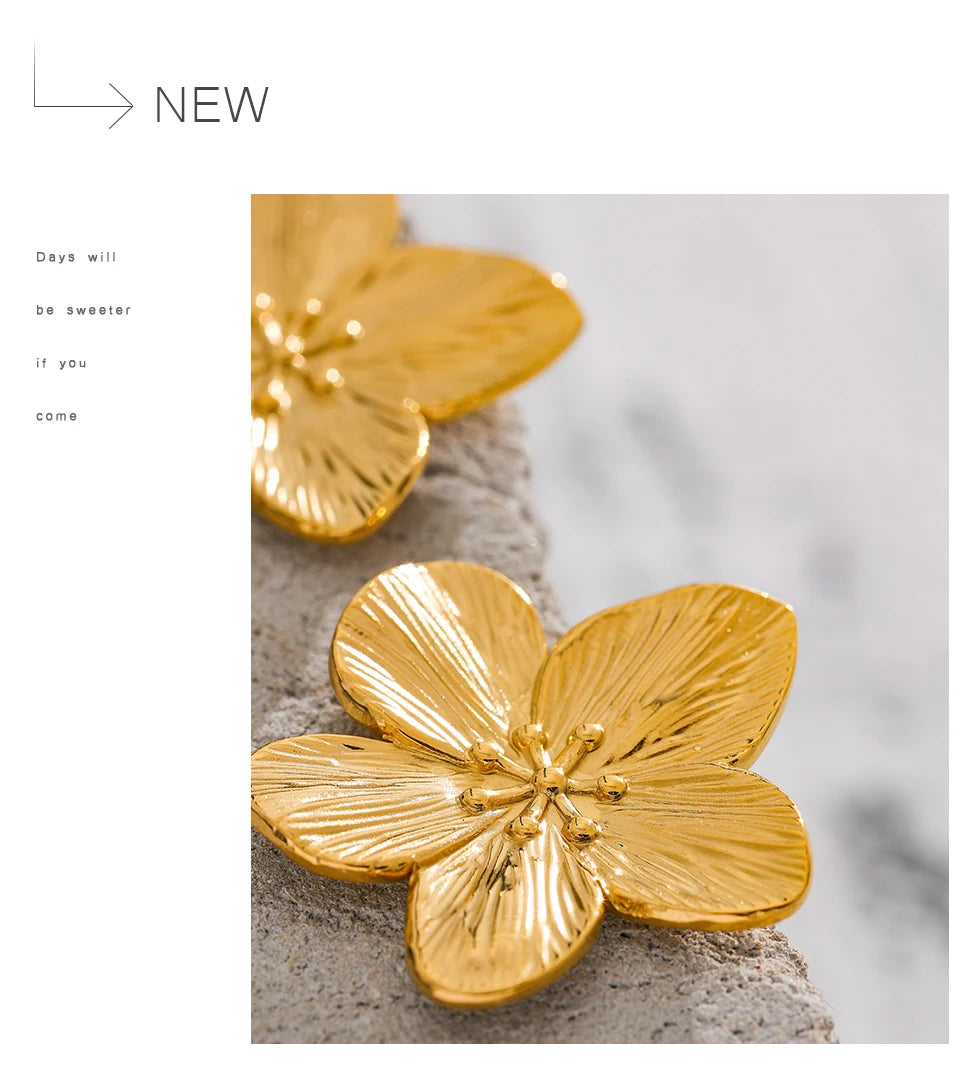 Flower vintage geometric earrings in gold-plated stainless steel.