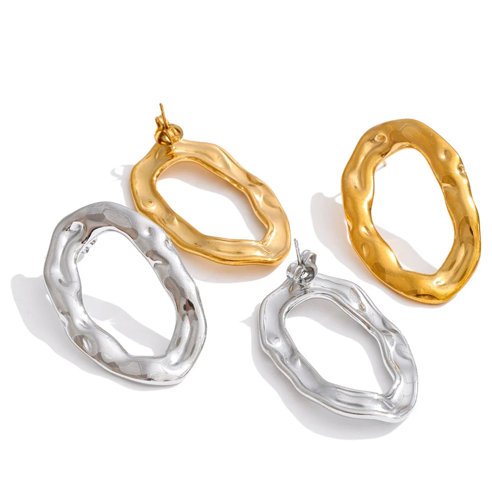 Geometric earrings in gold-plated stainless steel.