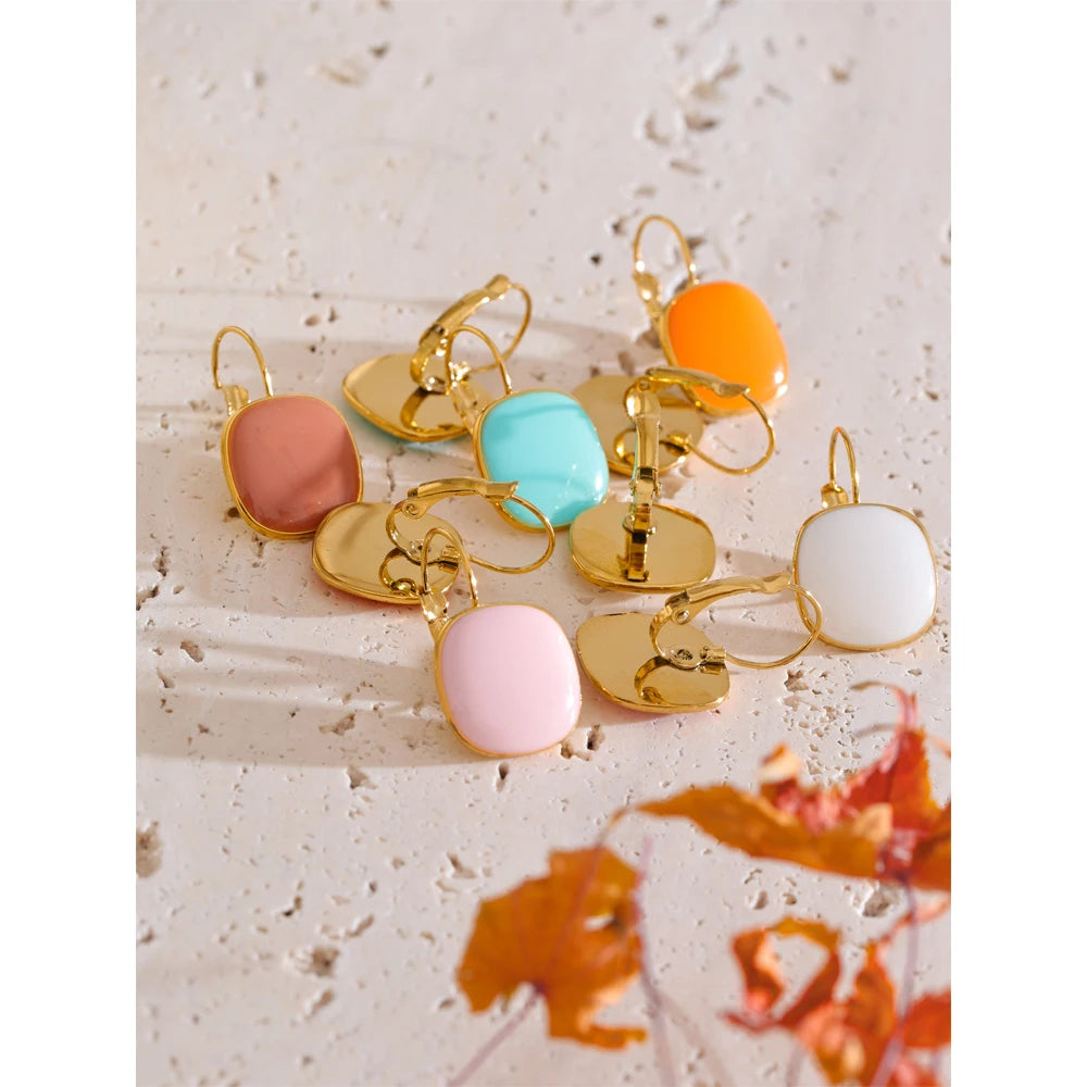 Enamel geometric earrings in gold-plated stainless steel with enamel.