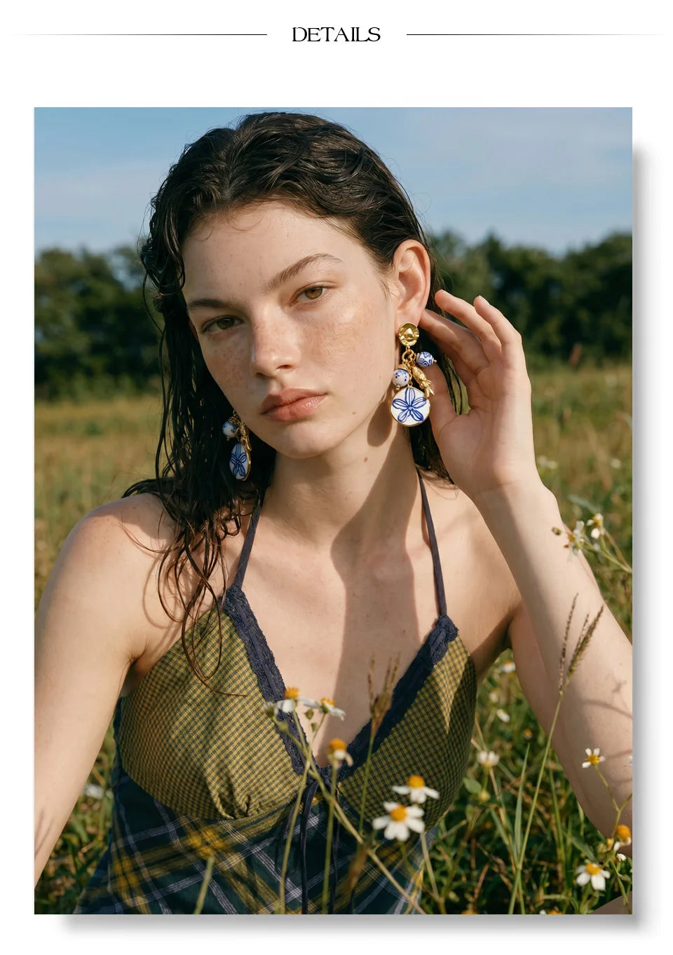 Flower beaded earrings in gold-plated stainless steel.