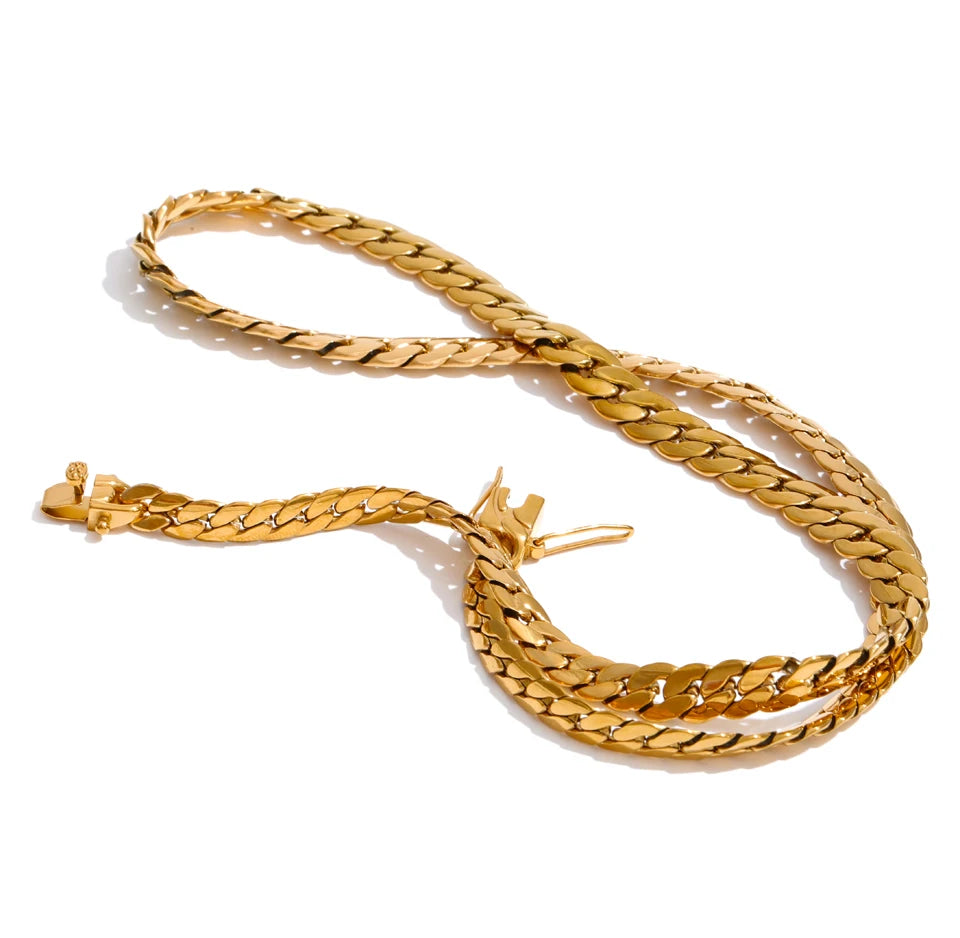 Geometric chain necklace in gold-plated stainless steel.