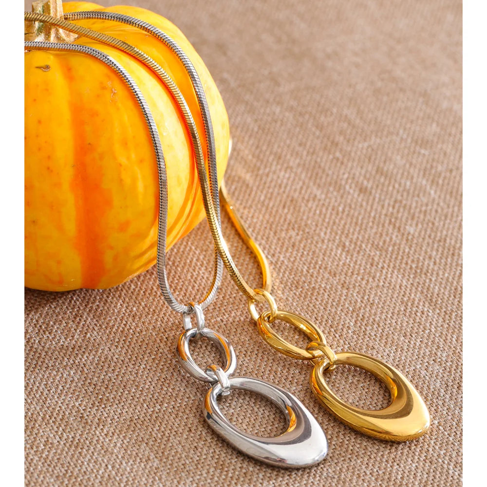 Geometric necklace in gold-plated stainless steel.