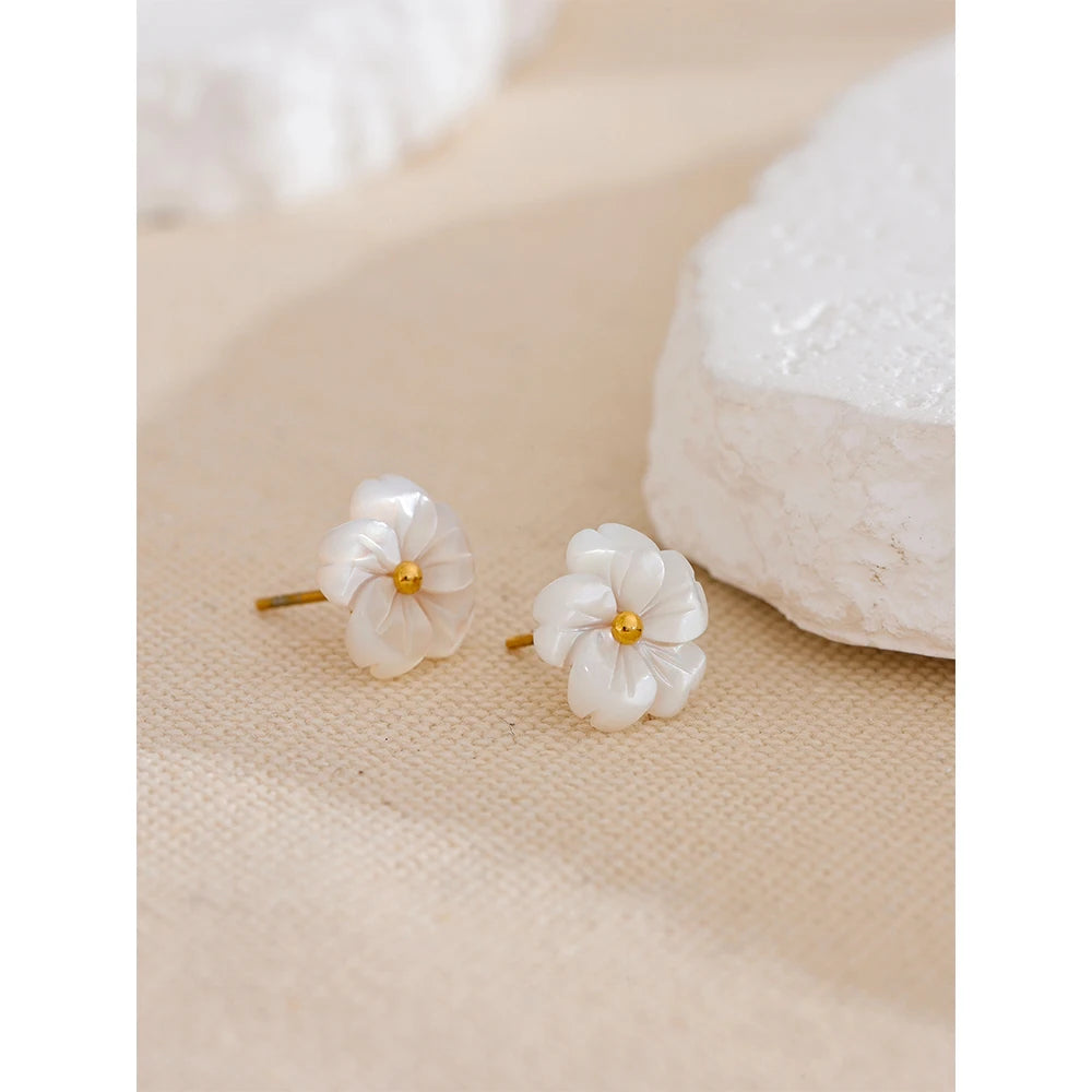 Shell flower earrings in gold-plated stainless steel with shell.