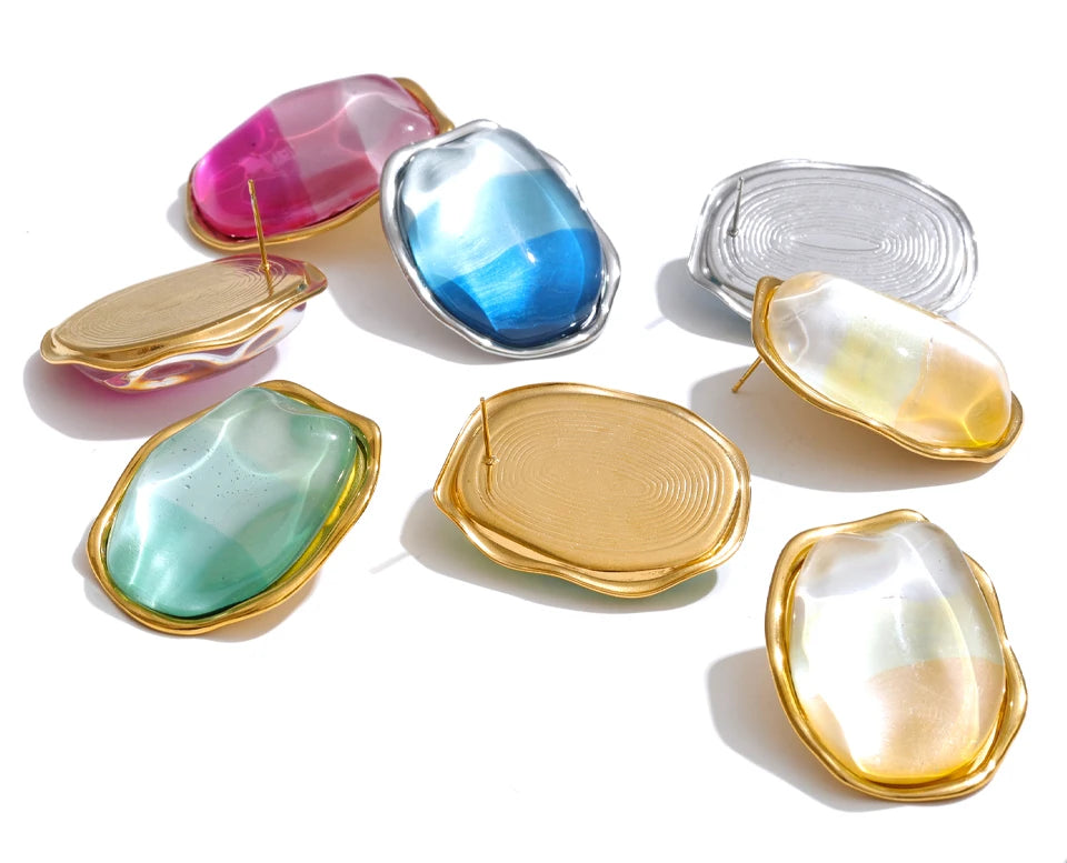 Resin multi-color geometric earrings in gold-plated stainless steel with resin.