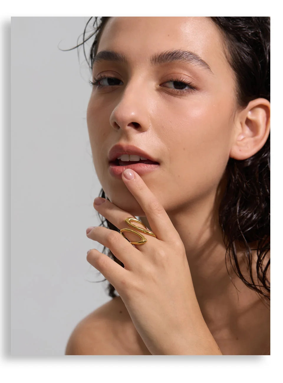 Minimalist geometric ring in gold-plated stainless steel.
