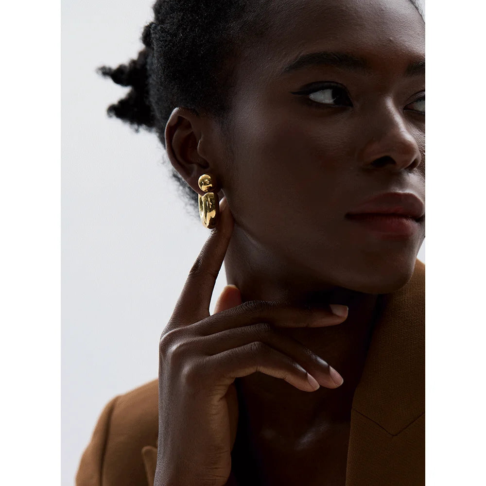 Geometric earrings in gold-plated stainless steel.