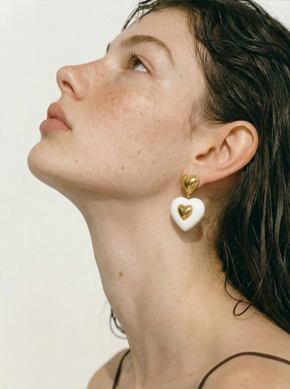 White enamel heart earrings in gold-plated stainless steel with enamel.