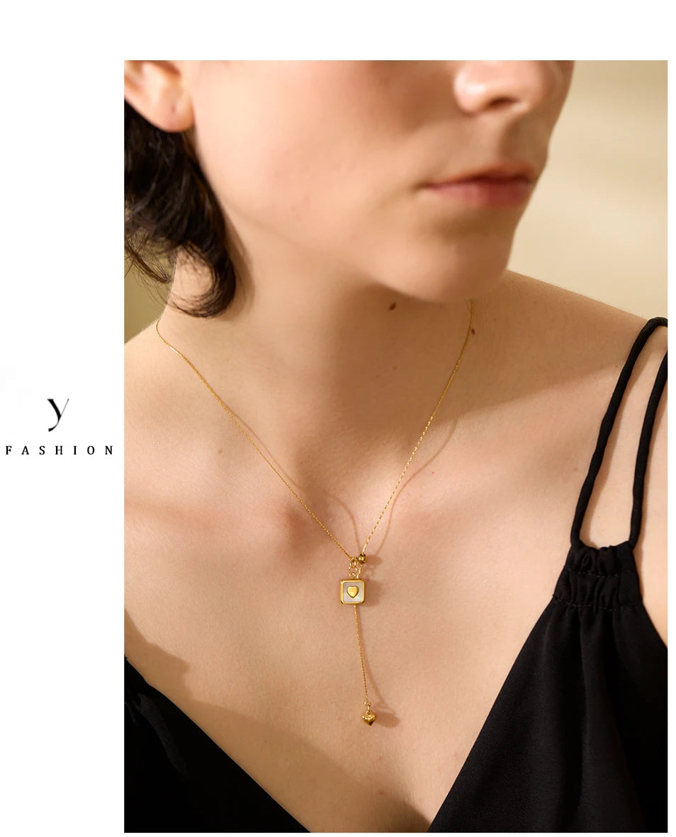 Shell heart geometric necklace in gold-plated stainless steel with shell.