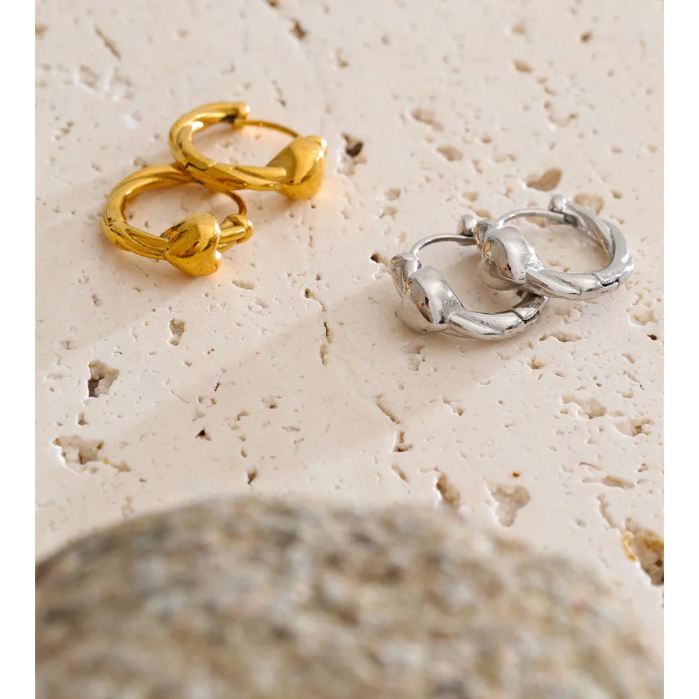 Heart earrings in gold-plated stainless steel.