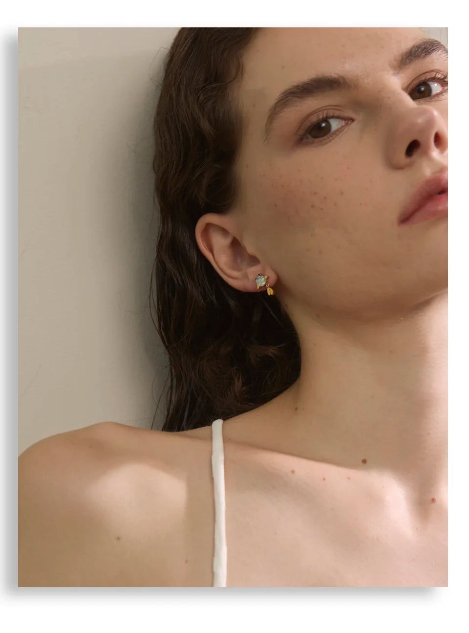 Resin multi-color geometric earrings in gold-plated stainless steel with resin.