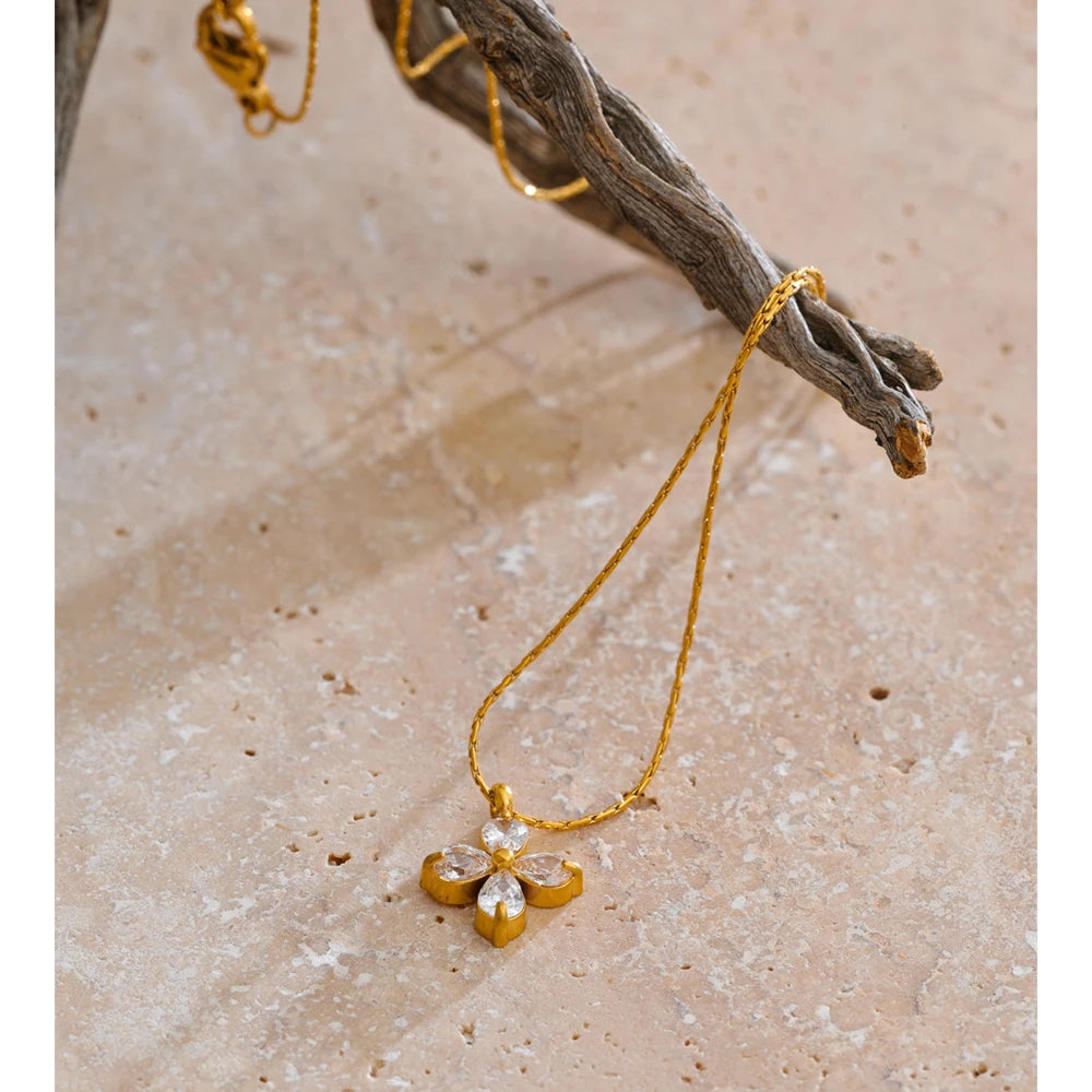 Cubic zirconia flower necklace in gold-plated stainless steel with cubic zirconia.