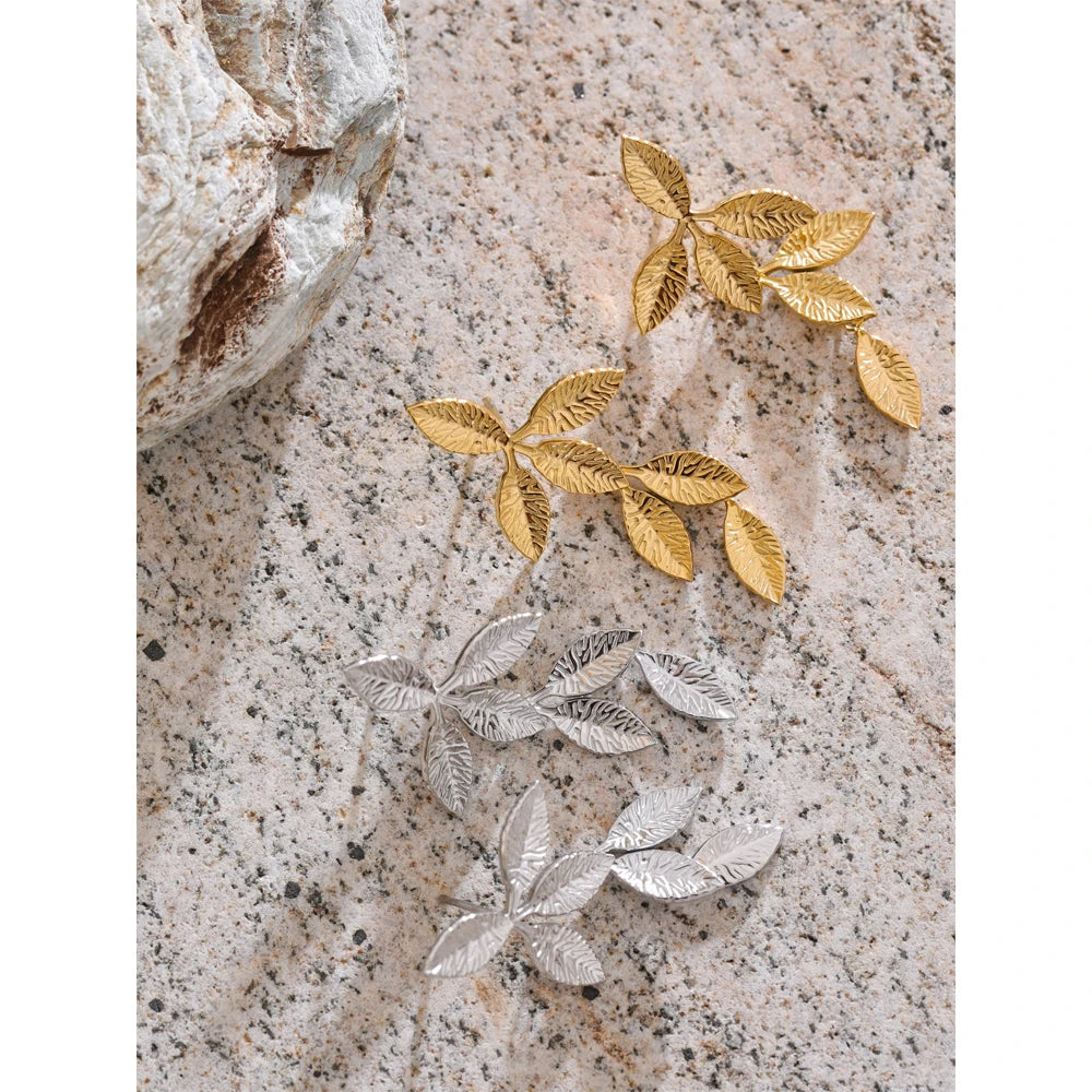Geometric earrings in gold-plated stainless steel.