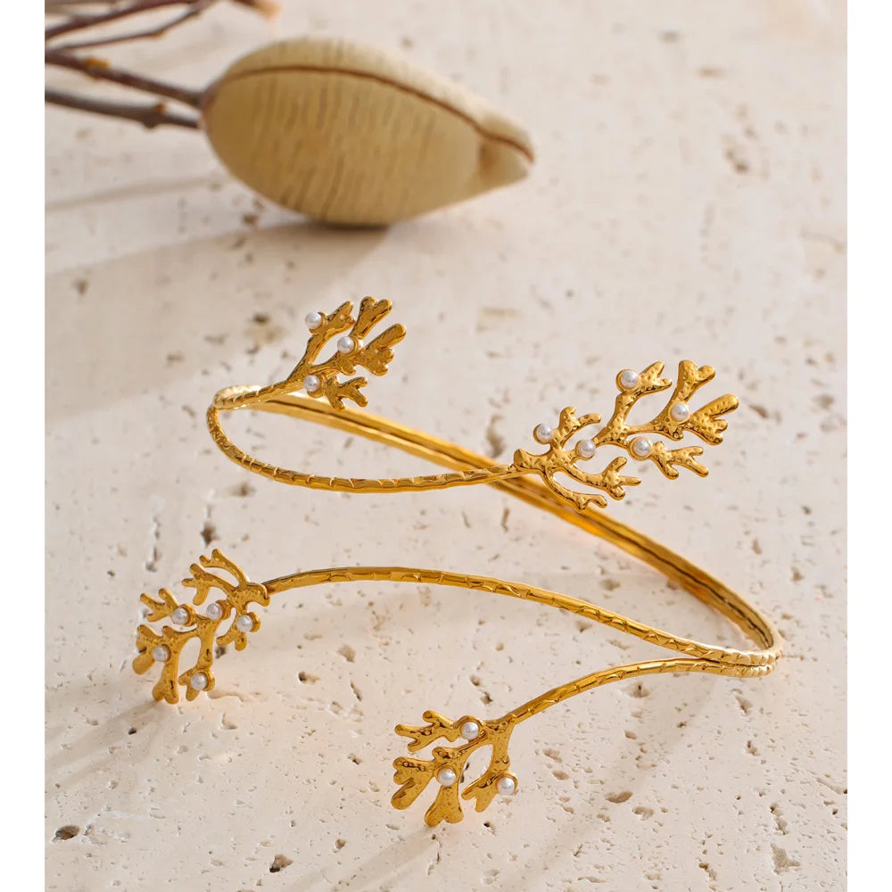 Pearl bracelet in gold-plated stainless steel with pearl.