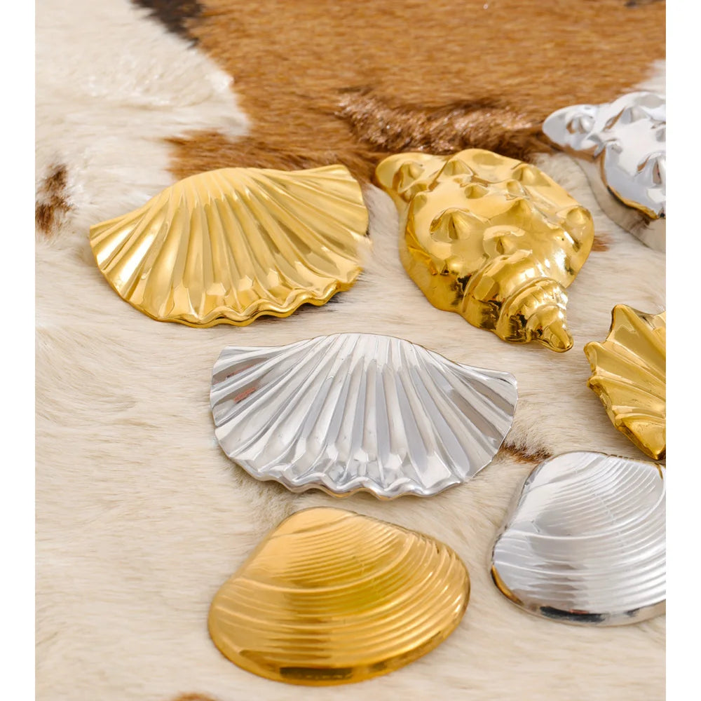 Shell geometric brooch in gold-plated stainless steel with shell.