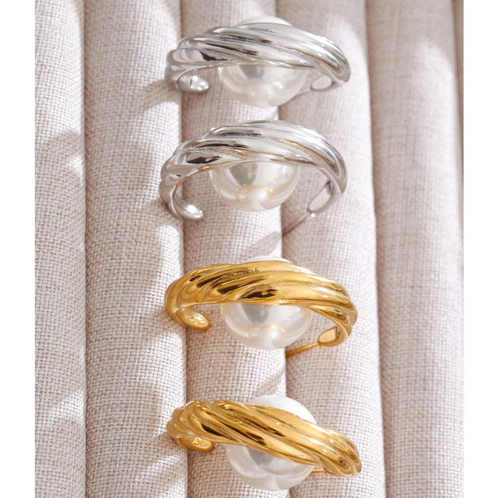 Pearl geometric earrings in gold-plated stainless steel with pearl.