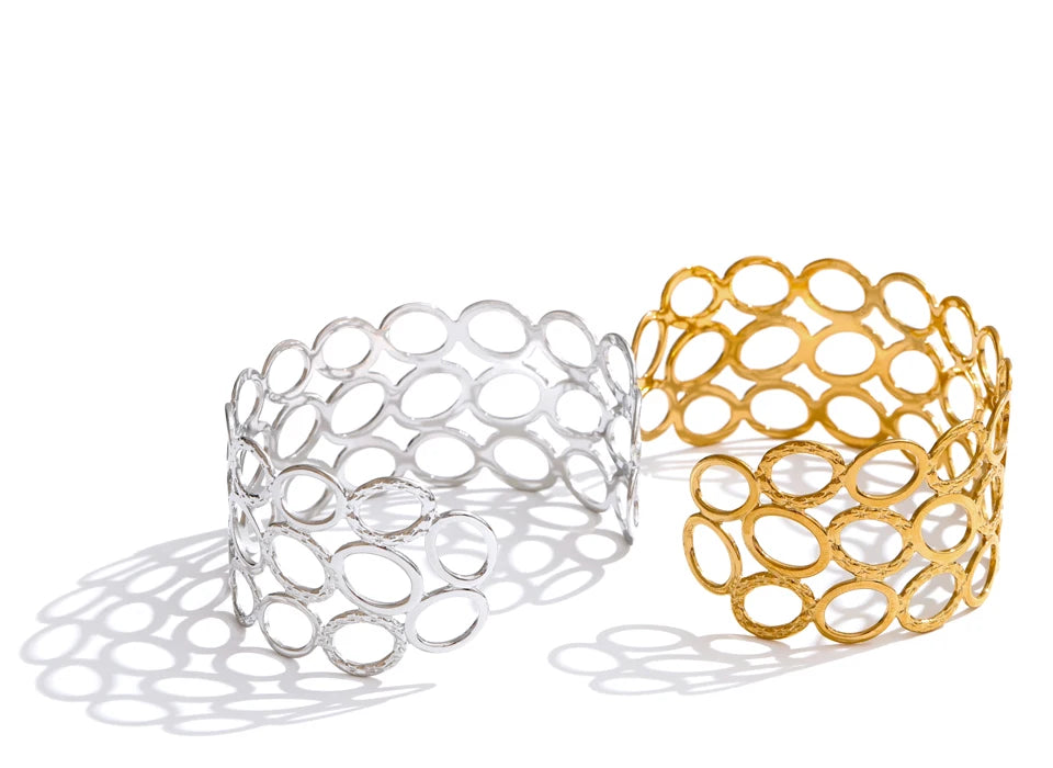Geometric bracelet in gold-plated stainless steel.