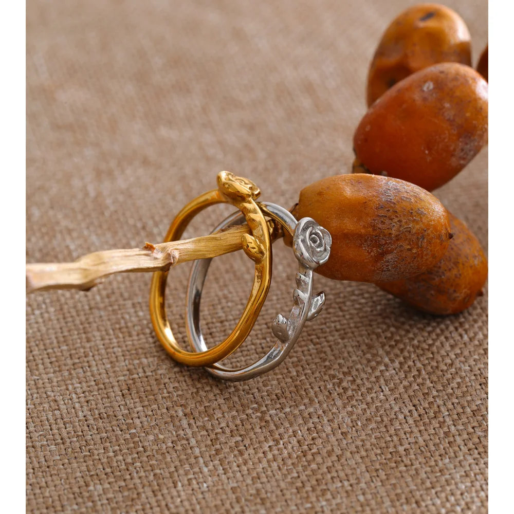 Flower geometric ring in 18K gold-plated stainless steel.