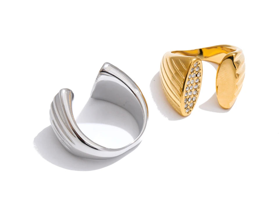 Cubic zirconia geometric ring in gold-plated stainless steel with cubic zirconia.