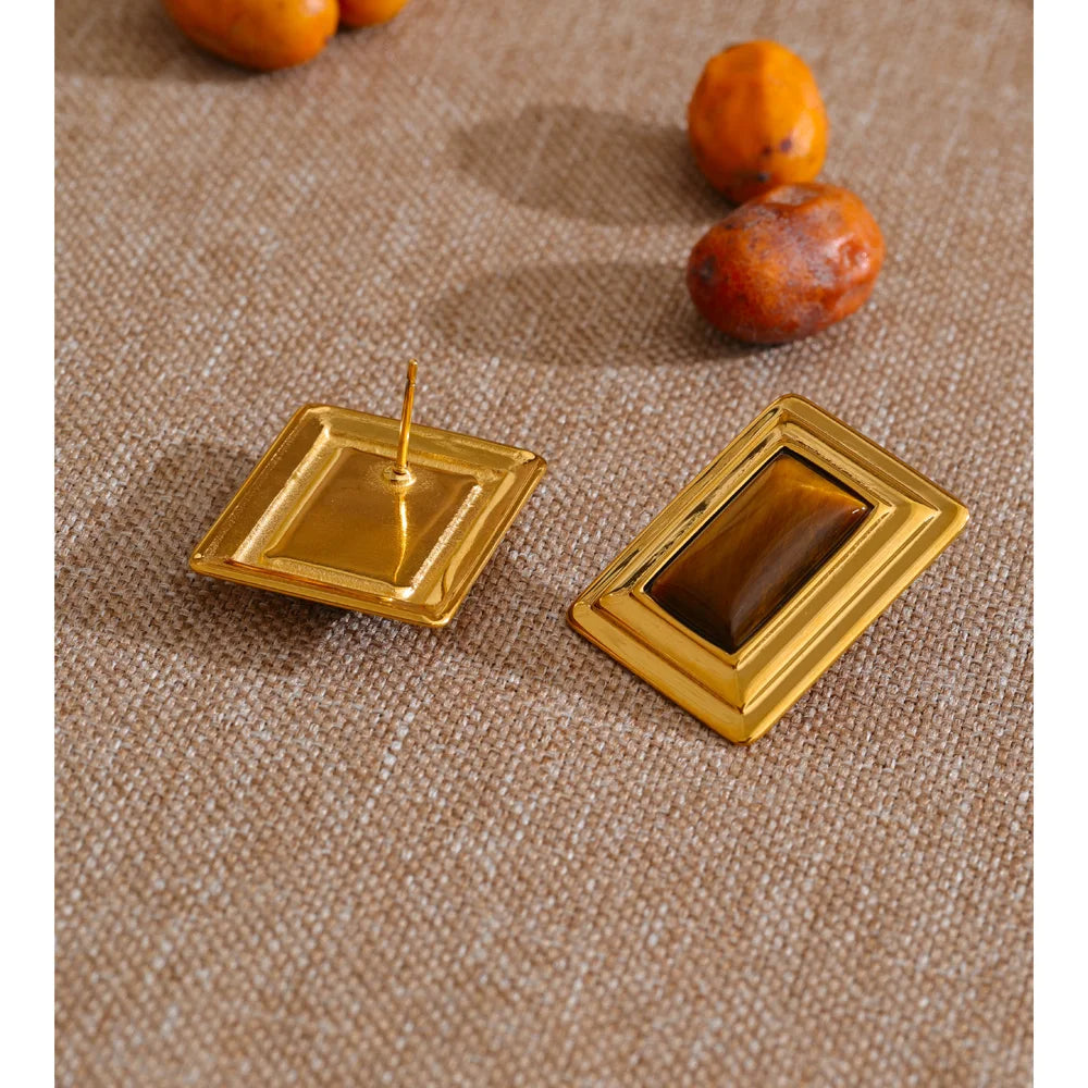 Natural stone geometric earrings in gold-plated stainless steel with natural stone.