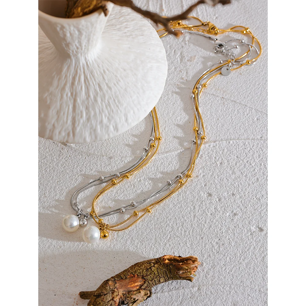 Pearl beaded geometric necklace in gold-plated stainless steel with pearl.