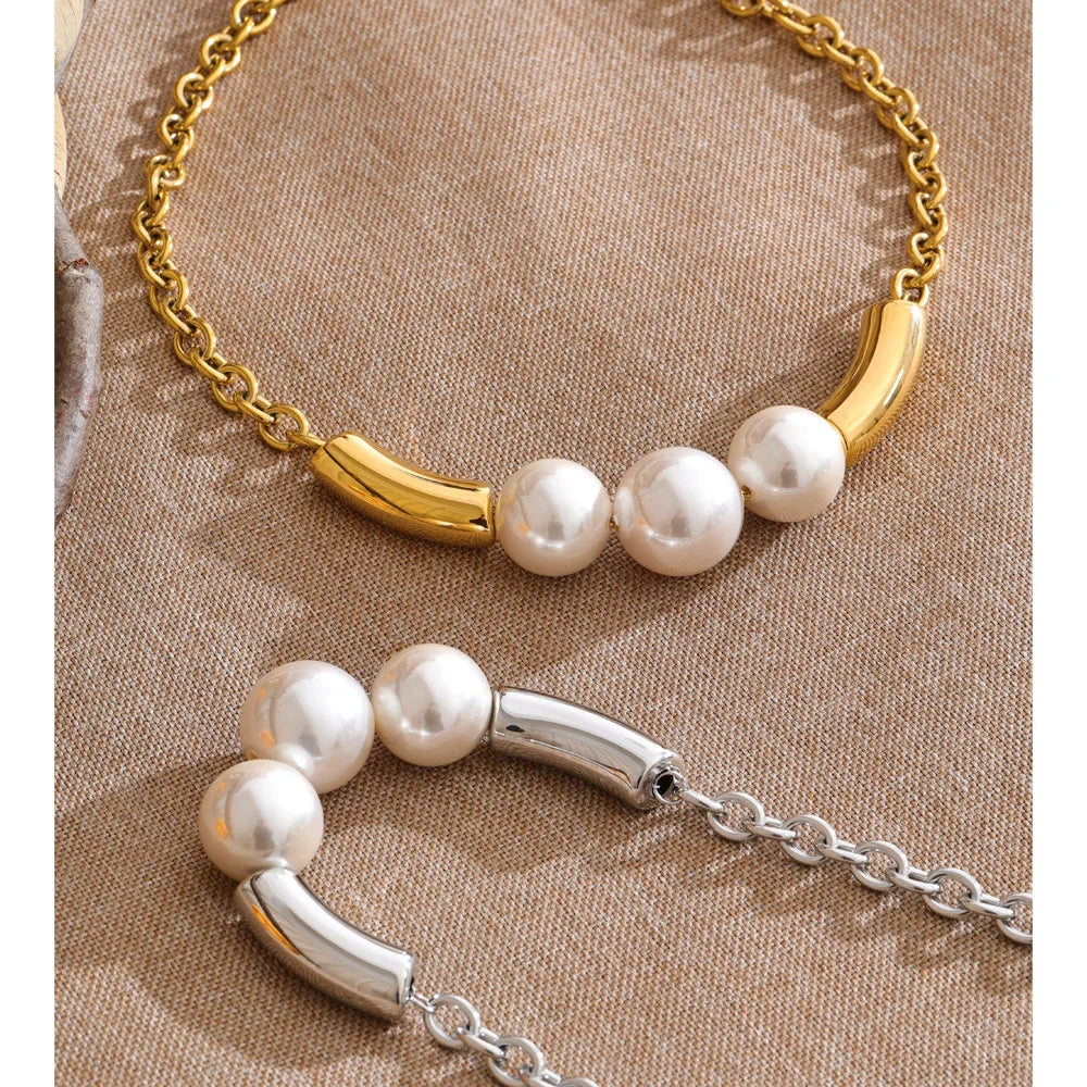 Pearl beaded geometric necklace in gold-plated stainless steel with pearl.