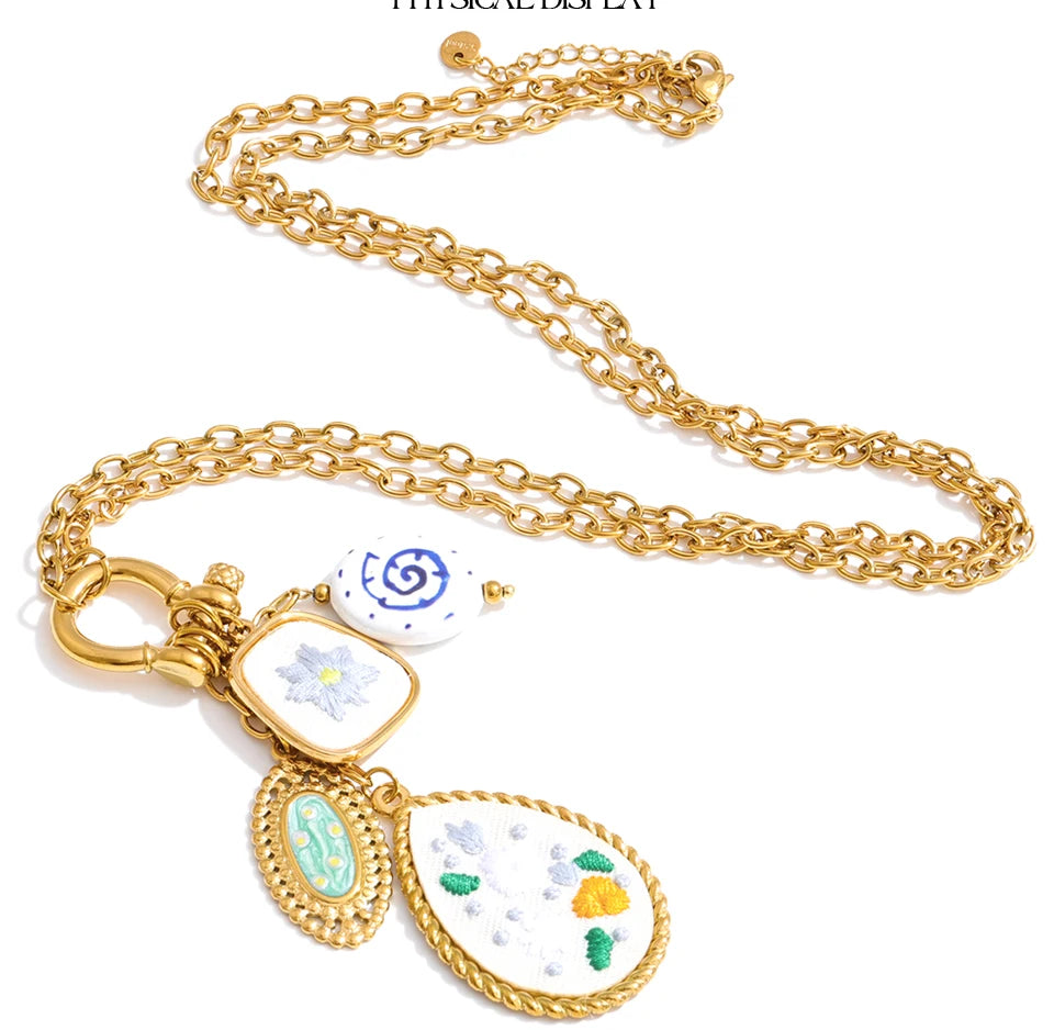 Flower necklace in gold-plated stainless steel.