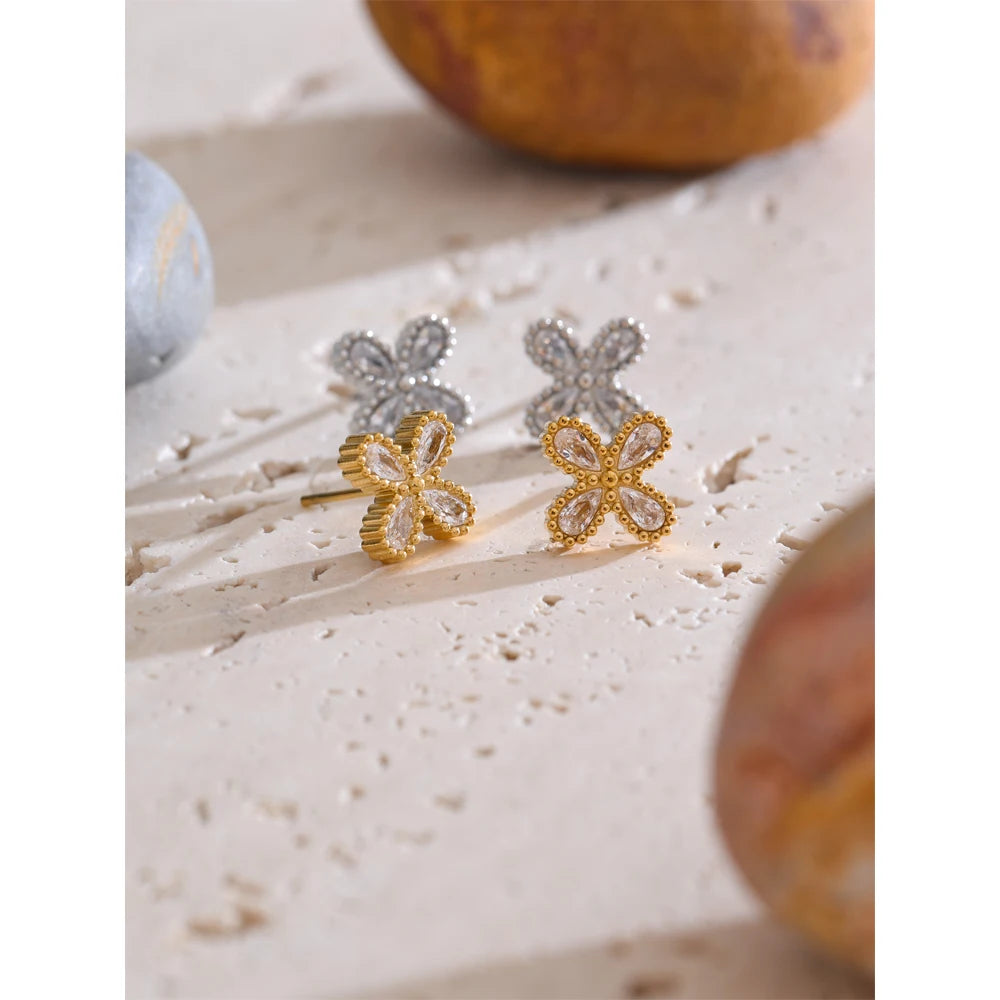 Cubic zirconia flower earrings in gold-plated stainless steel with cubic zirconia.