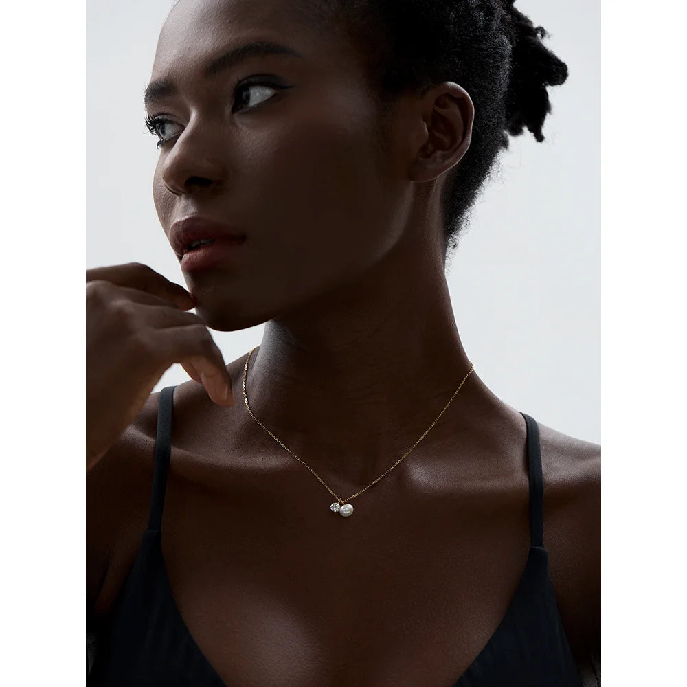 Cubic zirconia pearl geometric necklace in gold-plated stainless steel with pearl and cubic zirconia.