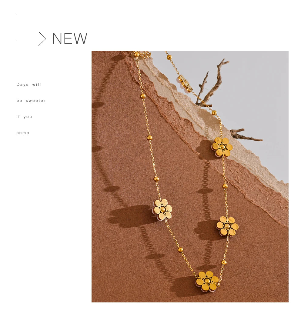 Pearl flower beaded necklace in gold-plated stainless steel with pearl.