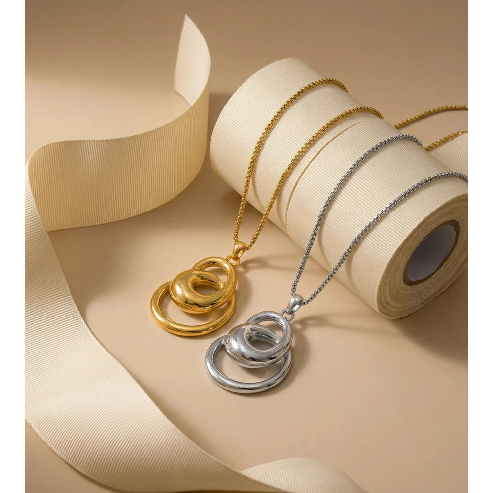 Geometric necklace in gold-plated stainless steel.