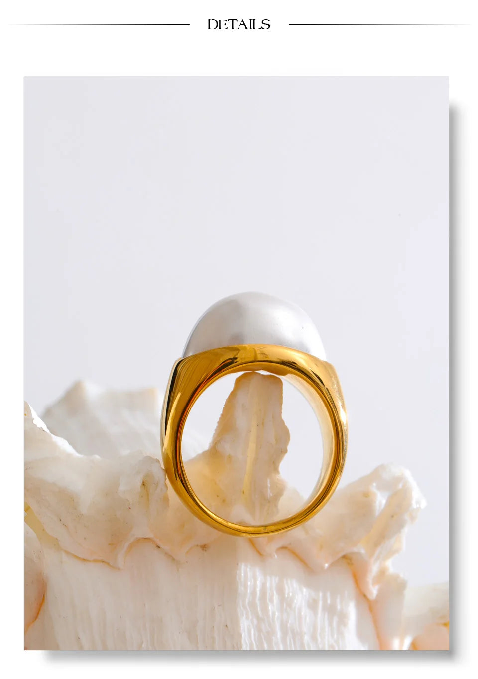 Pearl geometric ring in gold-plated stainless steel with pearl.