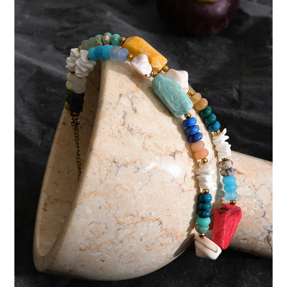 Shell resin natural stone necklace in gold-plated stainless steel with natural stone and shell.