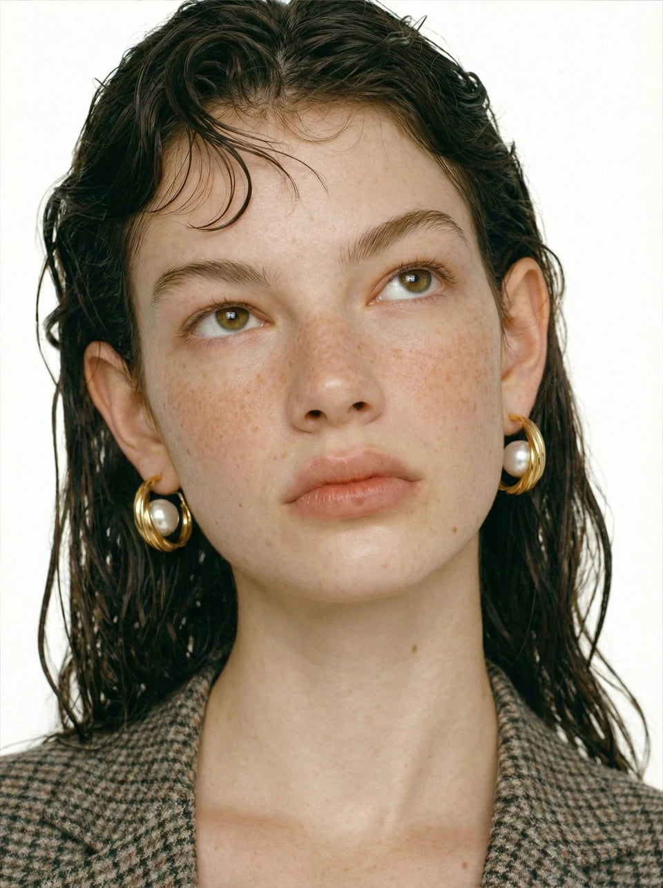 Pearl geometric earrings in gold-plated stainless steel with pearl.