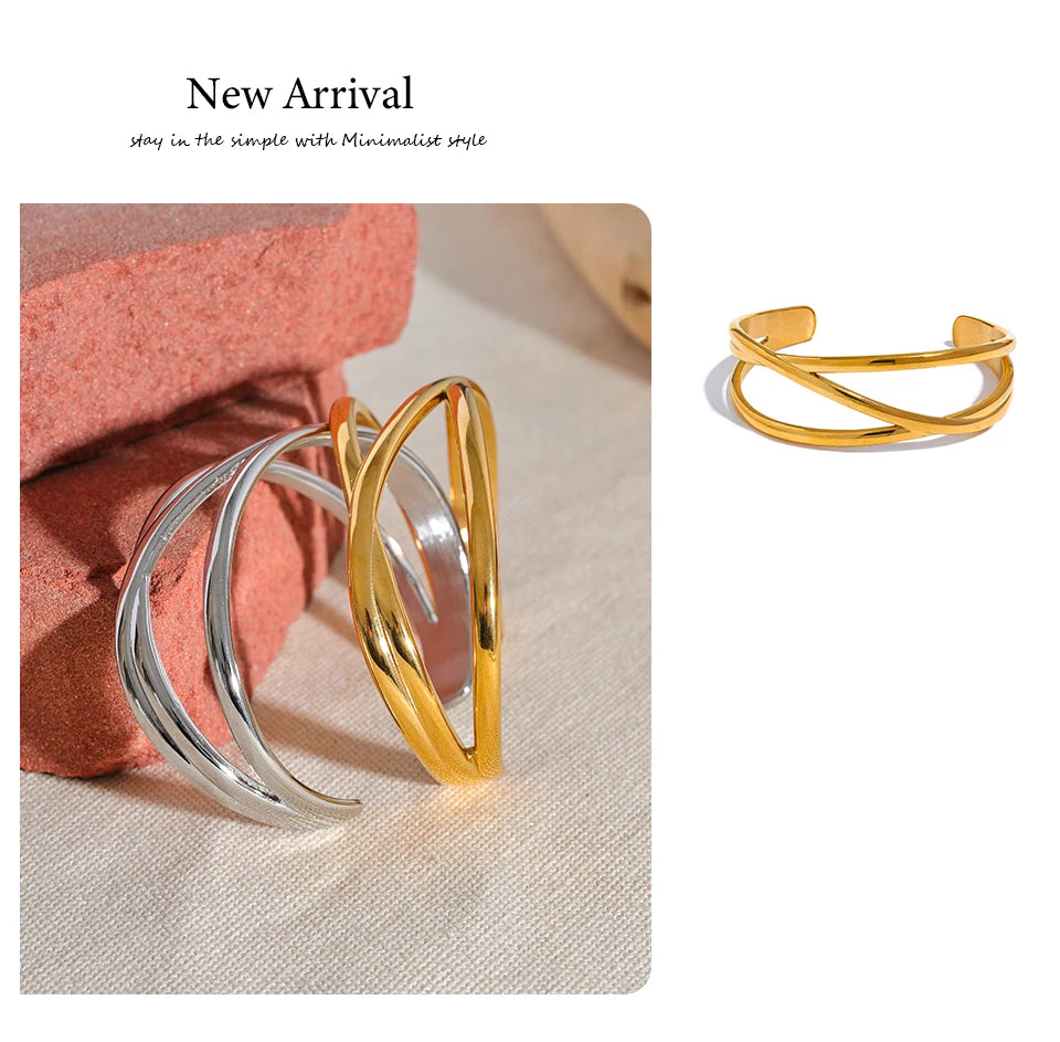 Minimalist geometric bracelet in gold-plated stainless steel.